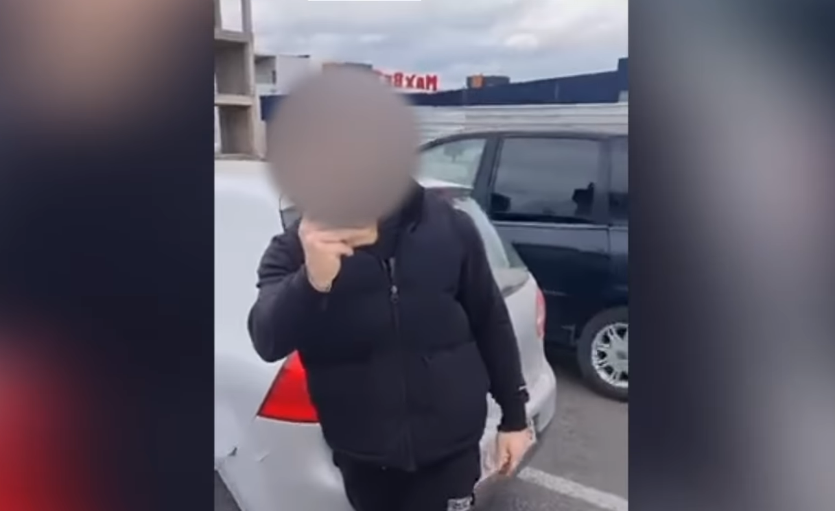 Sulmon qytetarin në trafik duke pretenduar se është polic, me uniformë inspektori ndërtimtarie në veturë